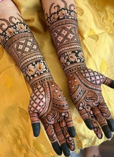 A delicate, intricately patterned henna design adorns the elegant, outstretched hand of a regal figure. The intricate floral motifs and swirling vines, rendered in a rich, warm palette, cascade across the fingers and palm, exuding a sense of refined sophistication. Soft, diffused lighting casts a gentle glow, accentuating the subtle textures and contours of the mehndi art. The hand is positioned in a graceful, poised gesture, conveying a sense of poise and regality. The background is a serene, neutral tone, allowing the mesmerizing mehndi design to take center stage and captivate the viewer.