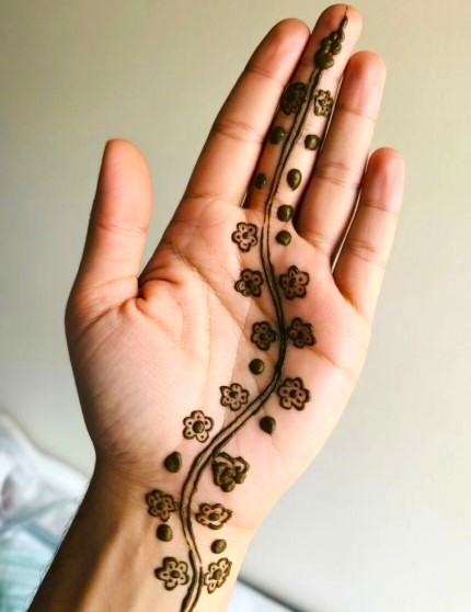 Diagonal side-trail Mehndi Designs for Girls